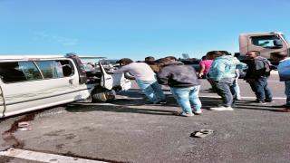 إصابة 10 أشخاص في تصادم سيارة نقل وميكروباص على طريق الواحات بأكتوبر