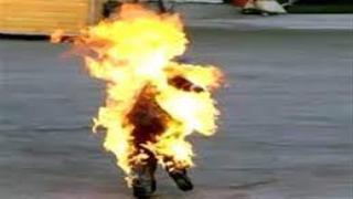 ابن يشعل النار بأبية وامه ويقتل ابيه .أرشيفية