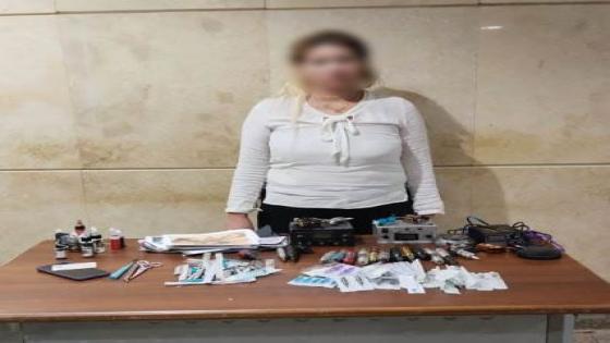 القبض على بلوجر نشرت فيديوهات مخالفة أثناء رسم أوشام على أجساد السيدات