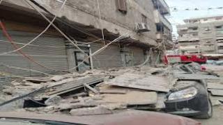 فريق من النيابة يعاين موقع انهيار شرفة منزل بالحوامدية