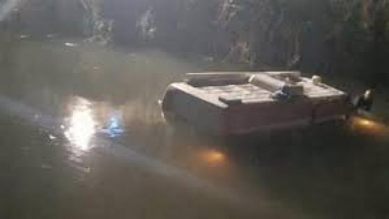 إصابة 10 أشخاص بعد سقوط سيارة بنك الدم في ترعة بالمنيا