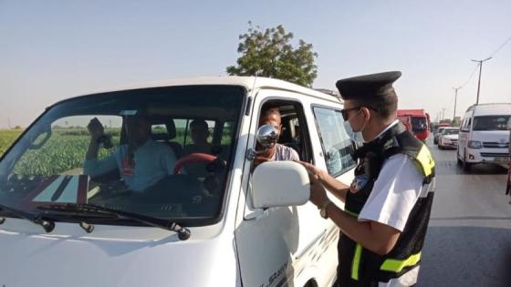 المرور: تحرير 950 مخالفة لعدم تركيب الملصق الإلكتروني ورفع 35 سيارة ودراجة نارية