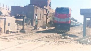 خروج عجلات جرار قطار عن القضبان في محطة المنيا دون إصابات