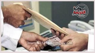 تلقى عطايا ومبالغ مالية .. السجن 5 سنوات لموظف حكومى متهم بالرشوة