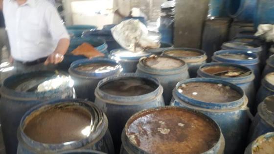 ضبط مصنع غير مرخص بالإسكندرية يقوم بتصنيع مواد غذائية فاسدة
