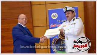 محافظ القاهرة يكرم رئيس كمين الخيالة بقسم الخليفة