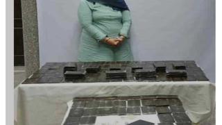 المتهمة وبحوزتها المضبوطات ف الزواية الحمراء