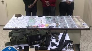 المتهميبن والمضبوطات فى الصف