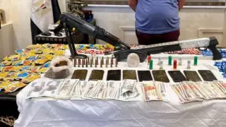 المضبوطات حيال القبض على عاطل