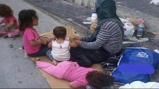 امراة تسنجد بالمارة