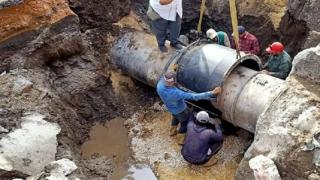 كسر مفاجئ في خط مياه قطر 1000 مم بمنطقة الرماية بالهرم