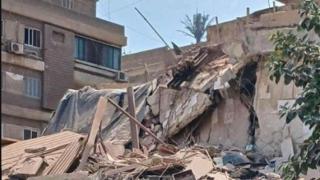 انهيار جزئي لعقار مكون من 3 طوابق في السيدة زينب  