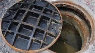 مصرع عاملين سقطا فى بالوعة صرف صحى بقرية فى أبو النمرس