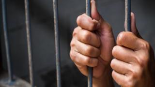 حبس متهم بسرقة محل بأسلوب المغافلة في الخليفة