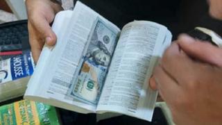 تهريب دولارات داخل كتاب ف مطار القاهرة