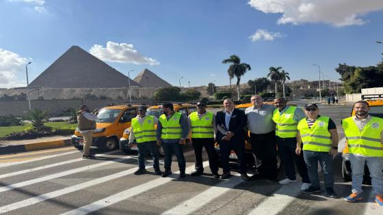 تسليم سيارات بديلة لأصحاب التكاتك ضمن مبادرة محافظ الجيزة