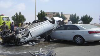 مصرع شخصين وإصابة آخر بسبب تصادم سيارة ملاكي برصيف في شارع فيصل