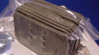 “تكونش شوكولاتة” طفلة تتناول قطعة حشيش بالخطأ وتدخل المستشفى