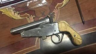 “مشويات بالخرطوش” تفجر أخطر قضيه حيازه سلاح بالنزهه