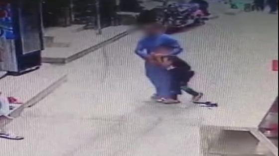 عبث في دراجته أثناء توقفها ..ضبط مالك محل بالفيوم لاتهامه بالاعتداء على صغير