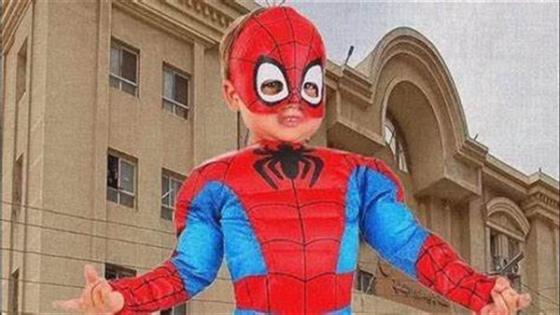 وصول الطفل ياسين إلى محكمة إيتاي البارود بقناع سبايدر مان