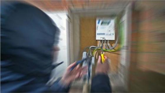 انتوا سارقين كهربا ولازمًا تدفعوا.. حيلة جديدة للنصب على المواطنين 