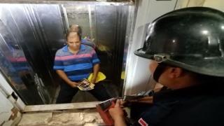 الحماية المدنية تنقذ شخصًا محتجزًا داخل مصعد في القاهرة