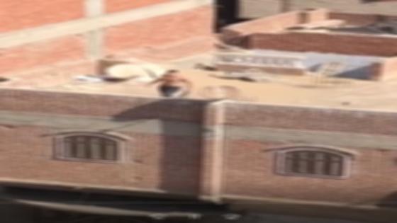 شاب خلع ملابسه وروع طالبا بسلاح أبيض من فوق منزل في كفر الشيخ