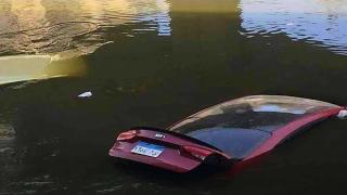 سقوط سيارة بترعة المريوطية ونجاة قائدها