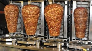 ضبط كميات من الدواجن واللحوم الفاسدة بمطعم شهير فى الشروق