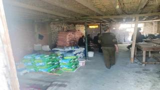 بالصور .. شرطة البيئة والمسطحات المائية بالشرقية تداهم مصانع الأسمدة والمخصبات الزراعية المغشوشة .