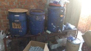 ضبط مصنع مستحضرات طبية مجهولة المصدر بالمنوفية به 4 أطنان من الخامات