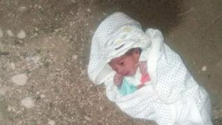 القبض على سيدة القت رضيعها أسفل كوبرى البدرشين