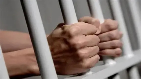 القبض على عاطل لاتهامه بسرقة متعلقات من داخل سيارة في الطالبية