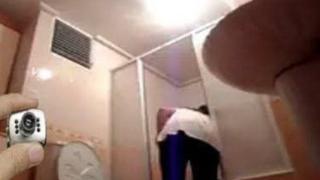 سجن عامل في بنك صور زميلته في دورة المياه وابتزها