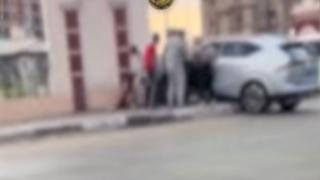 ضبط قائدة سيارة صدمت سيدة وابنتها أثناء توقفهما على جانب الطريق بالغربية