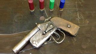 اسلحه ناريه وبيضاء فضحت البلطجيه فى الاميريه