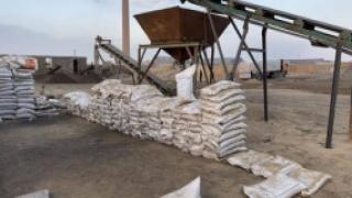 “أرضك بتنده” الأمن يسقط مصنع أسمدة مغشوشة ويضبط 850 طنا مستعدة لإفساد حقولنا