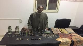 تفاصيل القبض على مسجل للنصب على المواطنين بقطع أثرية مقلدة فى الجيزة
