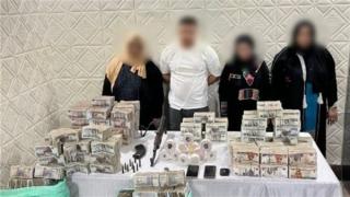 تفاصيل ضبط 3 سيدات وعاطل بحوزتهم هيروين و 5 مليون جنيه فى حدائق القبة