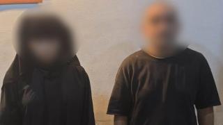 شخص وسيدة يعتديان على عامل في محل هواتف ويحاولان سرقته ورد فعله غريب